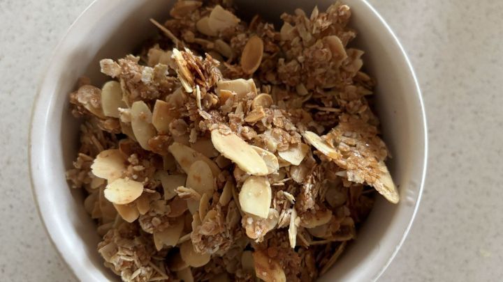 Zucker- und weizenfreies Granola: Ein gesundes Fr&uuml;hst&uuml;cksrezept, das mit Haferflocken, Mandeln und Leinsamen besticht. Perfekt f&uuml;r alle, die bewusster leben m&ouml;chten. Bereite dir diese knusprige Leckerei einfach selbst zu!