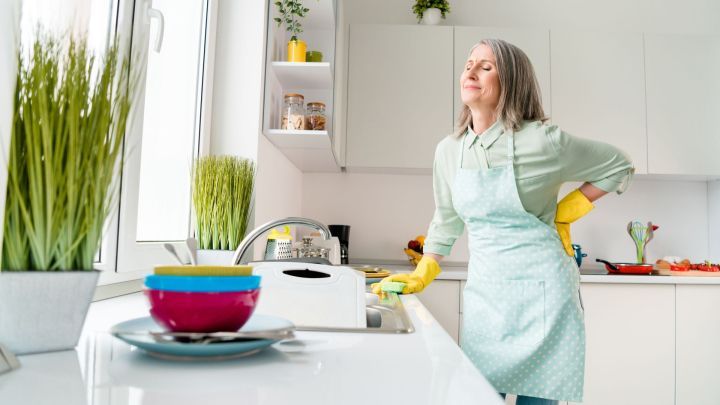 Vermeide R&uuml;ckenschmerzen beim Abwaschen: Achte auf eine aufrechte Haltung. Eine erh&ouml;hte Sch&uuml;ssel kann dabei helfen.