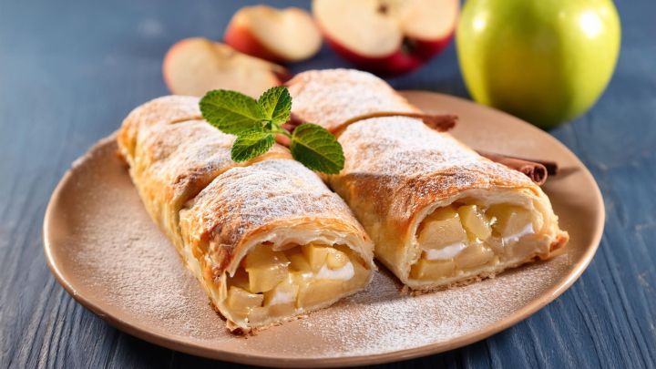Der Bayrische Apfel-Topfen-Strudel vereint saftige &Auml;pfel mit feinem Topfen in knusprigem Teig. Ein Klassiker, der mit Zimt und Zucker best&auml;ubt einen Hauch von Bayern auf deinen Tisch bringt. Ideal f&uuml;r gem&uuml;tliche Kaffeerunden!