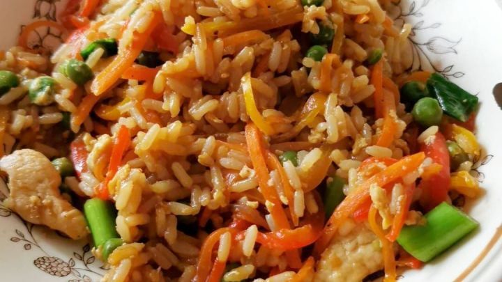 Asia-Reispfanne mit Huhn und Gem&uuml;se vereint knackiges Gem&uuml;se und saftiges H&auml;hnchen in einem abgerundeten Reisgericht. Dieses einfache Rezept bietet Dir eine schnelle, leckere Mahlzeit f&uuml;r jeden Tag. Ideal f&uuml;r Genie&szlig;er!