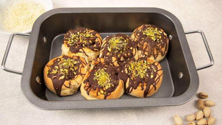 Backe Dubai Schokolade Schnecken: Luftiger Hefeteig, Pistazien-Kadayif-F&uuml;llung, Schokolade und knackige Pistazien.