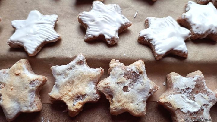 Perfekte Zimtsterne sind schwer zu meistern, aber mit den richtigen Tipps kannst Du sie retten. Ob unf&ouml;rmig oder zu braun geworden &ndash; in diesem Artikel lernst Du, wie Deine Zimtsterne noch zum Hingucker werden.