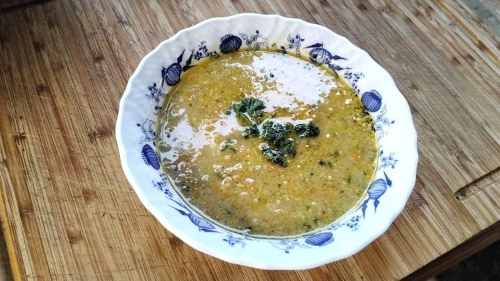 Schnelle Gem&uuml;sesuppe: Mit wenigen Zutaten und in kurzer Zeit entsteht eine cremige Suppe voller Vitamine. Perfekt f&uuml;r kalte Tage zum Aufw&auml;rmen und Genie&szlig;en. Lass dich von der einfachen Zubereitung inspirieren.