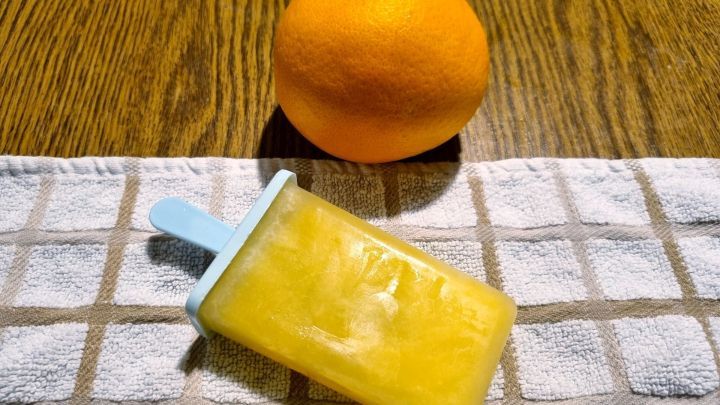 Mit einem fruchtigen Eis kannst du Vitamine genie&szlig;en und den Sommer erfrischend auskosten. Einfach Orangensaft in Formen f&uuml;llen, einfrieren und fertig ist der leckere Snack, der deinen Vitaminbedarf unterst&uuml;tzt.