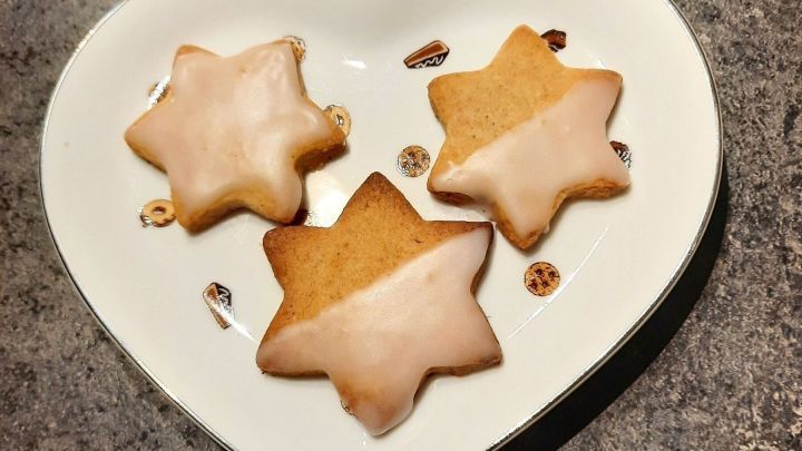 Lust auf schnelle Weihnachtsb&auml;ckerei? Dieses gelingsichere Rezept zeigt dir, wie du im Handumdrehen k&ouml;stliche Zimtsterne zauberst. Perfekt f&uuml;r den spontanen Genuss, wie auf dem herzigen Teller zu sehen!