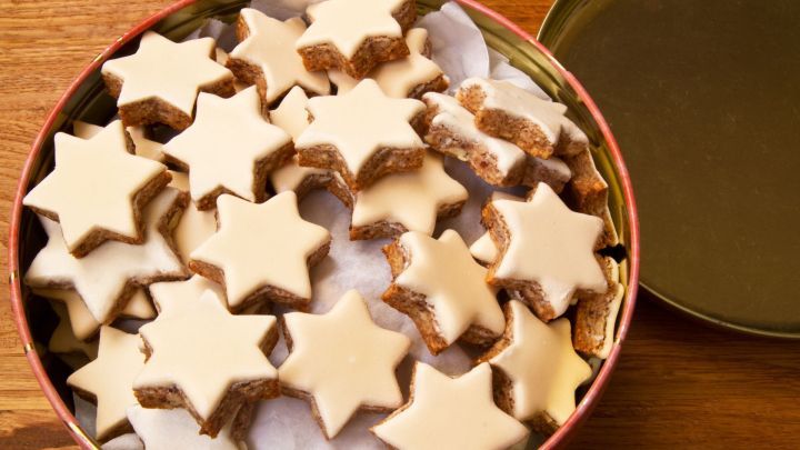 So viele bunte Kekse. Mit diesen Tipps bleiben deine Pl&auml;tzchen beim Aufbewahren lange frisch. 