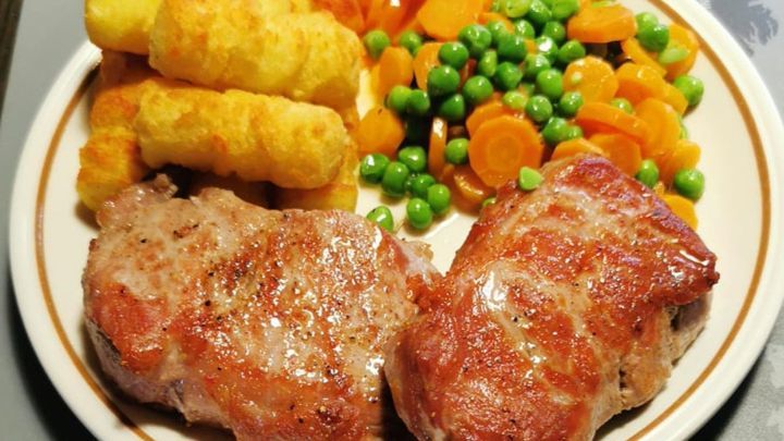 Schweinelendchen mit Kroketten und Erbsen-Möhren-Gemüse - Rezept