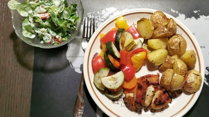 Ofenschmaus mit H&auml;hnchenstreifen: Saftige H&auml;hnchenst&uuml;cke mit buntem Ofengem&uuml;se und goldbraunen Kartoffeln, serviert mit einem frischen Feldsalat mit Tomaten. Perfekt f&uuml;r ein ausgewogenes und leckeres Abendessen.