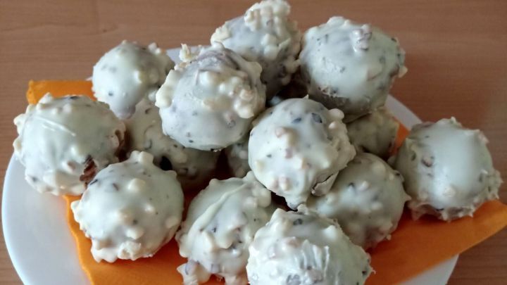 Verleihe deinem Adventskaffee eine s&uuml;&szlig;e Note mit diesen selbstgemachten Kugeln aus wei&szlig;er Schokolade und knusprigen Zutaten. Das einfache Rezept bringt weihnachtlichen Genuss auf deinen Tisch. Ideal zum Teilen und Genie&szlig;en!
