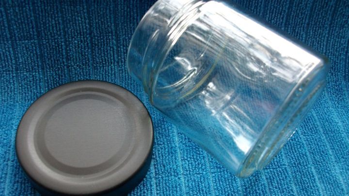 Mit Speise&ouml;l lassen sich hartn&auml;ckige Klebereste von Etiketten leicht entfernen. So bekommst du Glasbeh&auml;lter wieder sauber und wiederverwendbar.