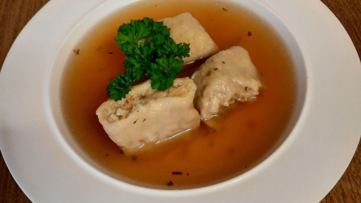 Selbstgemachte Maultaschen sind ein kulinarischer Genuss, der Tradition und Geschmack vereint. Serviert in einer aromatischen Br&uuml;he sind sie das perfekte Wohlf&uuml;hlessen.