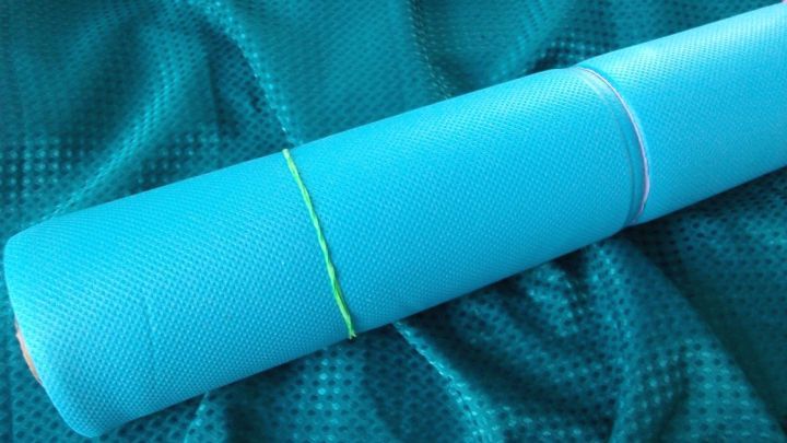 Mit einer selbstgemachten Puzzlerolle kannst du deine Puzzle-Arbeit sicher aufbewahren und transportieren. Verwende einfach eine weiche Matte wie auf dem Bild, um deine Puzzles gesch&uuml;tzt und platzsparend zu verstauen.