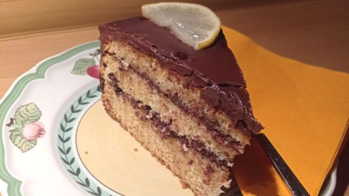 Ein herrlicher Schokoladen-Zitronen-Kuchen, der die perfekte Kombination aus s&uuml;&szlig; und fruchtig bietet. Lass dich von diesem leckeren Kuchen inspirieren, der durch seine Schichten und die Zitronenscheibe obendrauf &uuml;berzeugt.