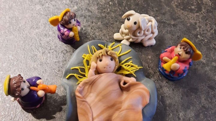 In diesem Tipp erf&auml;hrst du, wie du mit Fimo ein bezauberndes Jesuskind in der Krippe modellierst. Die Szene zeigt das Kind umgeben von Hirten und einem Sch&auml;fchen &ndash; ideal f&uuml;r deine Weihnachtsdekoration.