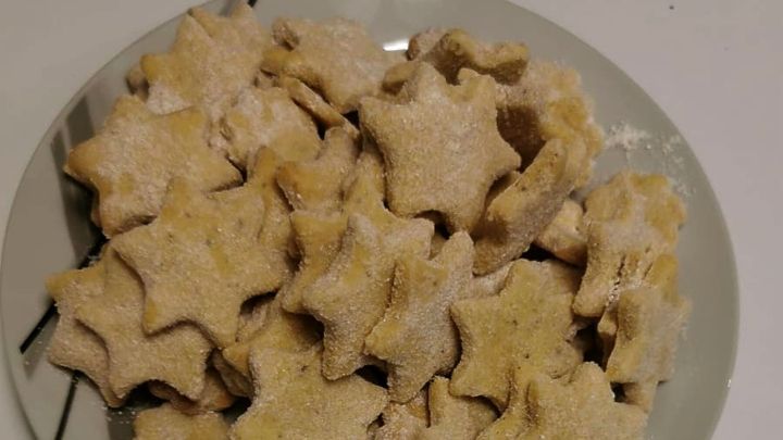 Probiere winterliche Vanillekipferl mit einem ungew&ouml;hnlichen Twist: Sternenform. In diesem Rezept werden sie kreativ gew&uuml;rzt und verzaubern mit ihrem einzigartigen Geschmack. Perfekt f&uuml;r gem&uuml;tliche Nachmittage.