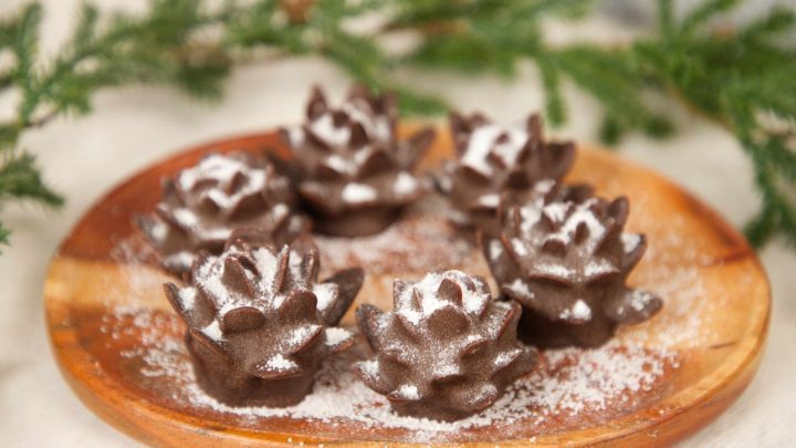 Bereichere deine Weihnachtstafel mit diesen k&ouml;stlichen selbstgemachten Schoko-Tannenzapfen aus Marzipan.