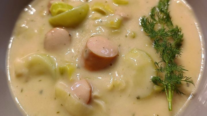 Genie&szlig;e eine herzhafte Lauchsuppe mit W&uuml;rstchen: Perfekt f&uuml;r kalte Tage. Dieses cremige Gericht w&auml;rmt dich von innen und ist einfach zuzubereiten. Ideal als w&auml;rmende Mahlzeit f&uuml;r die ganze Familie.