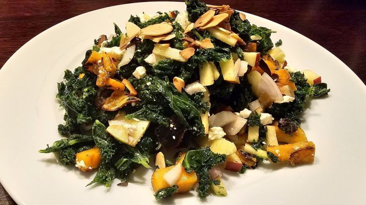 Genie&szlig;e einen winterlichen Gr&uuml;nkohl-Salat mit S&uuml;&szlig;kartoffeln: Eine Fusion aus knackigem Gr&uuml;nkohl, ger&ouml;steten S&uuml;&szlig;kartoffeln und Mandeln, die deinem K&ouml;rper wichtige N&auml;hrstoffe liefert und dabei k&ouml;stlich schmeckt. Perfekt f&uuml;r kalte Tage.