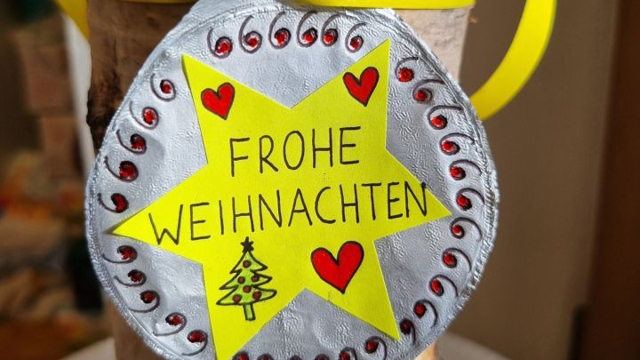 Verleihe deinen Weihnachtsgeschenken eine pers&ouml;nliche Note mit selbstgemachten Anh&auml;ngern aus recycelten Joghurtdeckeln. Der festliche Stern und die bunten Verzierungen bringen Freude unter den Weihnachtsbaum.