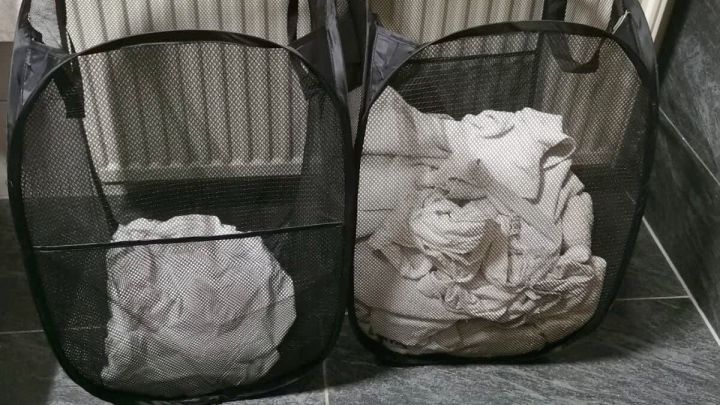 Beginne das neue Jahr mit dem Vorsatz, dein Zuhause auszumisten und dich von altem Ballast zu trennen. Die zwei W&auml;schek&ouml;rbe im Bild erinnern daran, wie befreiend es ist, Platz f&uuml;r das Wesentliche zu schaffen.