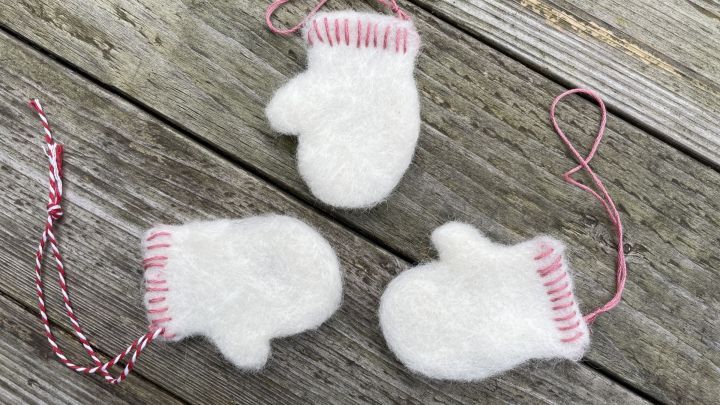 Bastle diese niedlichen Handschuh-Anh&auml;nger aus Filz, um deinem Weihnachtsbaum eine besondere Note zu verleihen.