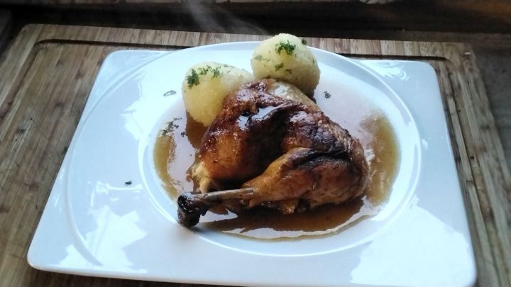 Ein frisch gebratener Bauernhahn trifft auf schmackhafte Kartoffelkn&ouml;del in diesem herzhaften Gericht. Perfekte Kombination aus saftigem Fleisch und traditioneller Beilage. Probiere das Rezept und genie&szlig;e ein St&uuml;ck Heimatk&uuml;che.