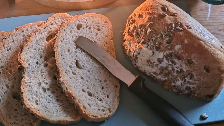 Dieses selbstgebackene, einfache Brot kannst du ganz ohne Maschine backen und ist perfekt f&uuml;r Anf&auml;nger geeignet. Genie&szlig;e es frisch aufgeschnitten bei deinem n&auml;chsten Fr&uuml;hst&uuml;ck!