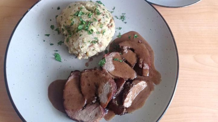 Dieser Wildschweinbraten mit Kartoffel-Maronen-P&uuml;ree bringt einen festlichen Geschmack auf deinen Teller. Ideal als Gericht zu besonderen Anl&auml;ssen.