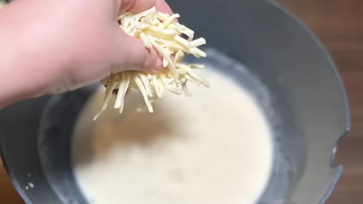 Verwandle deine Spaghetti-Rezepte in kreative Muffins: Mit K&auml;se und R&uuml;hrei als Basis erh&auml;ltst du ein herzhaftes Gericht. Perfekt f&uuml;r Partys oder als Snack f&uuml;r zwischendurch. Experimentiere mit deinen Lieblingszutaten.