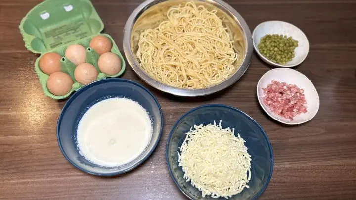 Bereite k&ouml;stliche Spaghetti-Muffins zu: Die Zutaten sind einfach &ndash; Spaghetti, Eier, Sahne, K&auml;se, Erbsen und Schinken. Perfekt als Snack oder Partyidee. Der Artikel zeigt Dir, wie du diese Leckerei ganz leicht selbst machen kannst.