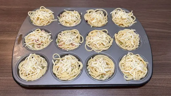 Als Allerletztes kommt noch Streuk&auml;se oben auf die Muffins. So wird es extra k&auml;sig und lecker!