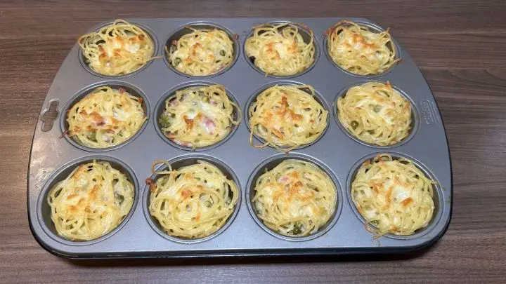 Tadaaa! Nach ungef&auml;hr 20 Minuten sind deine Spaghetti-Muffins fertig und k&ouml;nnen aus dem Ofen geholt werden. Lasse dir dabei von einem Erwachsenen helfen. Und jetzt w&uuml;nsche ich dir einen guten Appetit!