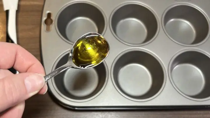 Bereite Deine Muffinform f&uuml;r k&ouml;stliche Spaghetti-Muffins vor. Ein wenig Oliven&ouml;l auftragen, um ein Ankleben zu verhindern. 