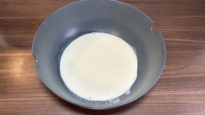 Zuerst wird die Sahne in die Sch&uuml;ssel gegeben zum Zubereiten der Spaghetti-Muffins.