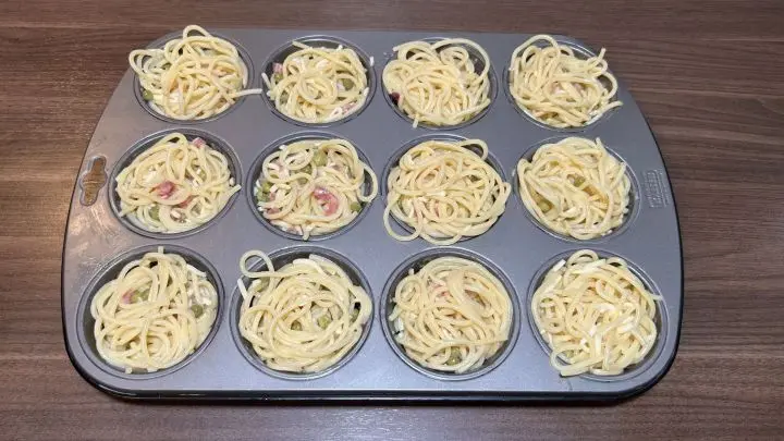 Wenn du mit dem F&uuml;llen der F&ouml;rmchen fertig bist, wische mit einem K&uuml;chentuch die Kleckerei zwischen den Muffins weg. Jetzt ist alles sauber und es fehlt nur noch der K&auml;se.