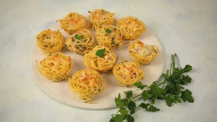 Nudeln als Muffins? Das klingt ja komisch! Diese Muffins sind nat&uuml;rlich nicht s&uuml;&szlig;, sondern herzhaft. 