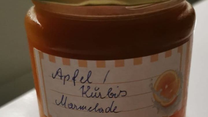 Apfel-K&uuml;rbis-Marmelade ist die perfekte Kombination aus Herbstgeschmack und Frische. Bereite diese k&ouml;stliche Marmelade zu und genie&szlig;e den einzigartigen Mix aus fruchtiger S&uuml;&szlig;e und K&uuml;rbisaroma, ideal f&uuml;rs Fr&uuml;hst&uuml;ck oder als Geschenk.