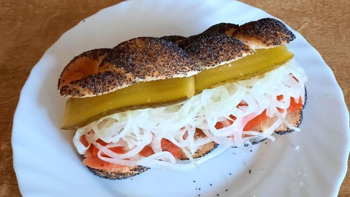 Genie&szlig;e ein leckeres Lachsbr&ouml;tchen mit Mohn, Zwiebeln und Gew&uuml;rzgurke! Dieses Rezept kombiniert den zarten Geschmack von Lachs mit w&uuml;rziger Frische und bietet eine einfache M&ouml;glichkeit, ein herzhaftes Fr&uuml;hst&uuml;ck oder Mittagessen zuzubereiten.