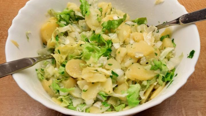 Endiviensalat mit Kartoffeln - Rezept | Frag Mutti