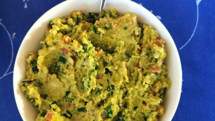 Guacamole-Dip, der perfekt zu deinen Nachos passt! Frisch zubereitet mit Avocados, Tomaten und Kr&auml;utern bringt er einen Hauch mexikanischer K&uuml;che auf deinen Tisch. Ideal f&uuml;r den n&auml;chsten Snack-Abend!
