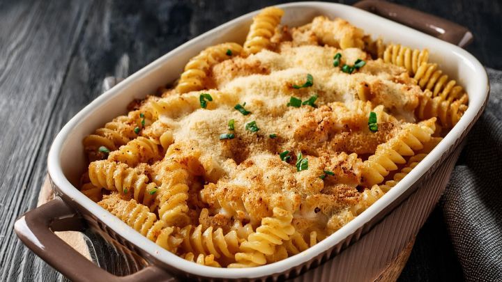 H&auml;hnchen-Nudel-Kasserolle: Dieses cremige Ofengericht kombiniert zarte H&auml;hnchenst&uuml;cke mit w&uuml;rzigen Nudeln, &uuml;berbacken mit knusprigen Br&ouml;seln. Ein einfaches Rezept f&uuml;r ein k&ouml;stliches Abendessen.
