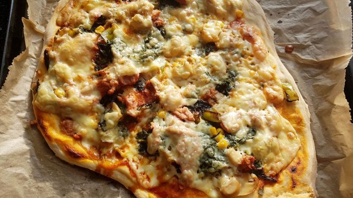 Verwerte Raclette-Reste zu einer leckeren Pizza: Der knusprige Boden und der geschmolzene K&auml;se auf einem kreativ belegten Teig machen diese Idee zu einem perfekten Genuss nach einem Raclette-Abend.