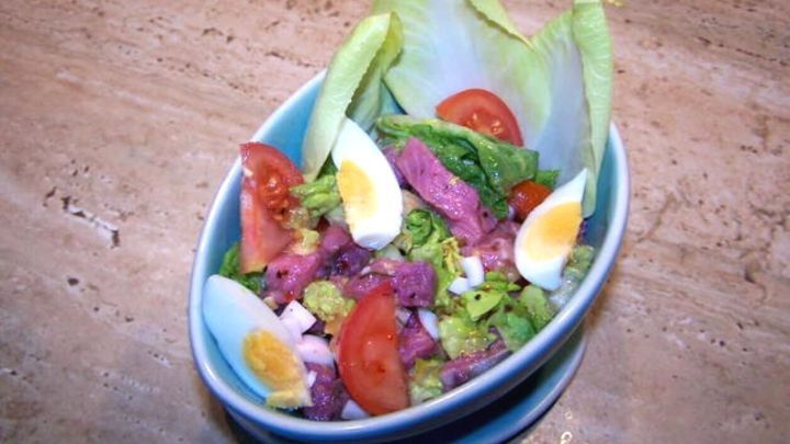 Matjessalat mit Roter Bete und leicht scharfer So&szlig;e: Eine farbenfrohe Kreation mit Tomaten und Eiern, serviert auf einem Bett aus frischem Salat. Perfekt f&uuml;r ein erfrischendes und zugleich w&uuml;rziges Geschmackserlebnis.