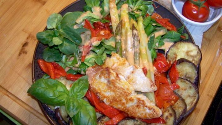 Genie&szlig;e ein leichtes Gericht: Saftiges Putenfilet auf einem Bett aus frischem Spargel und knackigem Gem&uuml;se. Perfekt f&uuml;r ein gesundes und leckeres Essen.