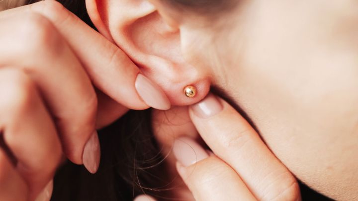 Verwende Vaseline oder eine alternative Fettcreme f&uuml;r einen einfachen Trick, um Ohrstecker leichter anzubringen.