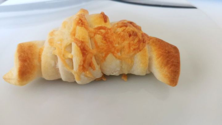 Mini-Croissants aus Bl&auml;tterteig, mit K&auml;se &uuml;berbacken, mit Schinken, Salami oder Mozzarella gef&uuml;llt. S&uuml;&szlig;e F&uuml;llungen wie Nutella oder Erdnussbutter sind ebenfalls m&ouml;glich.