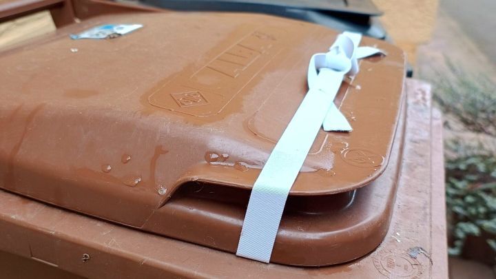 Verhindere das Zufrieren deiner M&uuml;lltonne im Winter mit einem einfachen Gummiband-Trick. So bleibt der Deckel leicht zu &ouml;ffnen, egal wie frostig der Morgen auch sein mag.