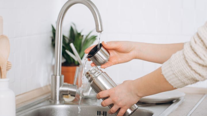 Reinige Deinen Thermobecher m&uuml;helos mit einem Sp&uuml;lmaschinentab. Lege einen Tab hinein, f&uuml;lle ihn mit hei&szlig;em Wasser, lasse es einwirken und sp&uuml;le gr&uuml;ndlich aus. Perfekte Sauberkeit ohne Aufwand.