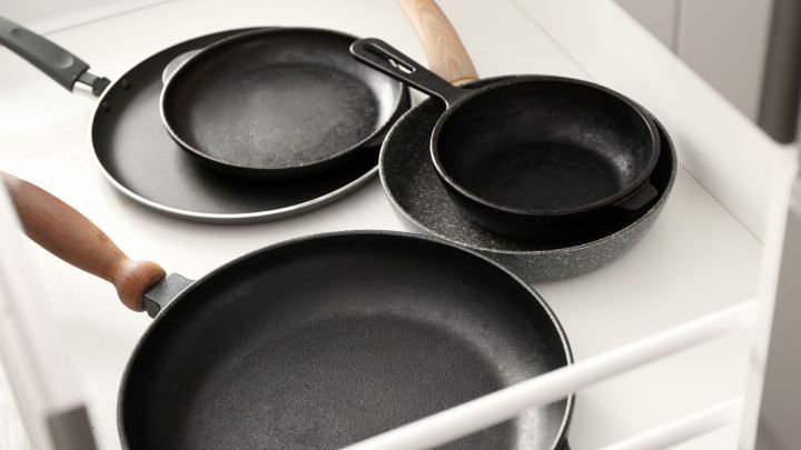 Wie reinigt man Pfannen eigentlich richtig? Von beschichteten und unbeschichteten Pfannen bis zum Pfannenboden &ndash; ich zeige dir, wie du sie mit einfachen Hausmitteln sauber machen kannst.