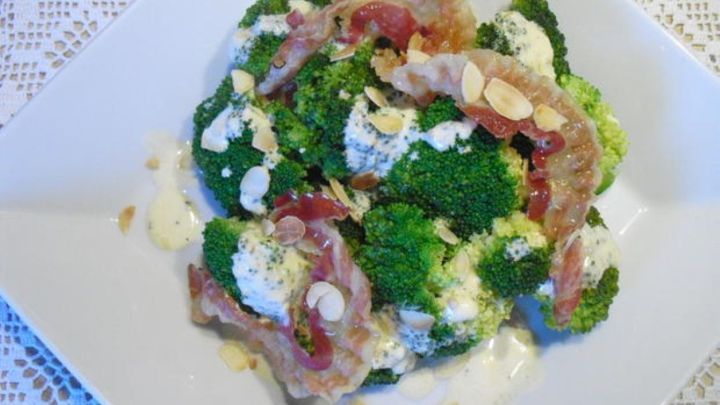 Brokkoli-Vorspeise mit Feta, Pancetta und ger&ouml;steten Mandeln.